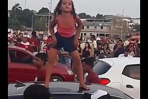 Menina dançando encima do carro