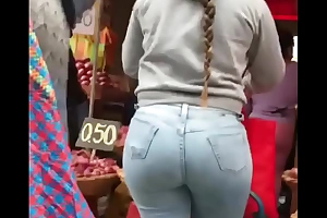 Milf venezolana culona en jeans apretados