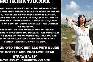 Hotkinkyjo fuck her ass with blude carouse bottle and prolapse near straw bales