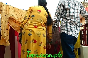 छत पर कपड़े सुखाने गई देसी भाभी को पकड़कर चोद ड़ाला