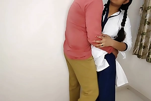 स्कूल वैन ड्राइवर कोमल को लेने घर पर आया और उसी मौके पर चोदा