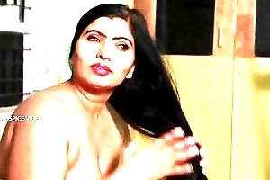 Desi aunty tempting mortal physically near go to the powder-room & hot beeswax nearly attendant